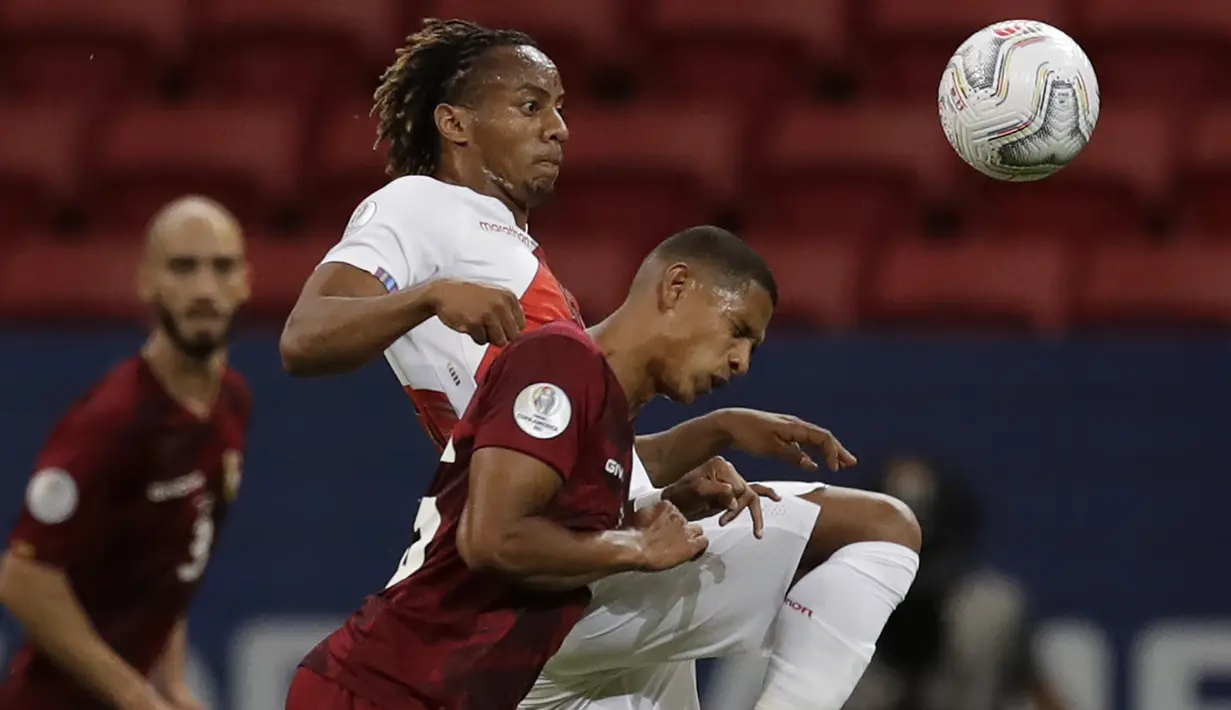 Gelandang timnas Venezuela, Edson Castillo berebut bola dengan gelandang timnas Peru, Andre Carrillo pada laga terakhir penyisihan Grup B  Copa America 2021 di Estadio Nacional Mane Garrincha, Minggu (27/6/2021). Menghadapi Venezuela, Peru menang tipis dengan skor 1-0. (AP Photo/Bruna Prado)