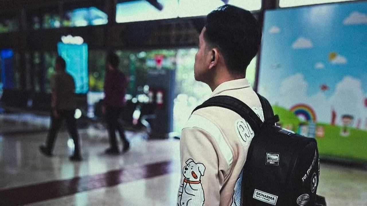 Dikawal Tentara, Gaya Wapres Gibran Kunker ke Semarang Bawa Tas Sendiri dan Naik Pesawat Kelas Ekonomi