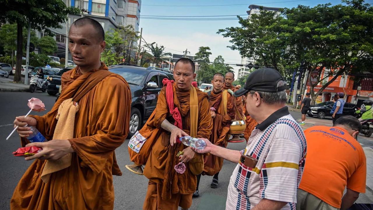 FOTO: Biksu Empat Negara Jalan Kaki Menuju Borobudur Suarakan Perdamaian