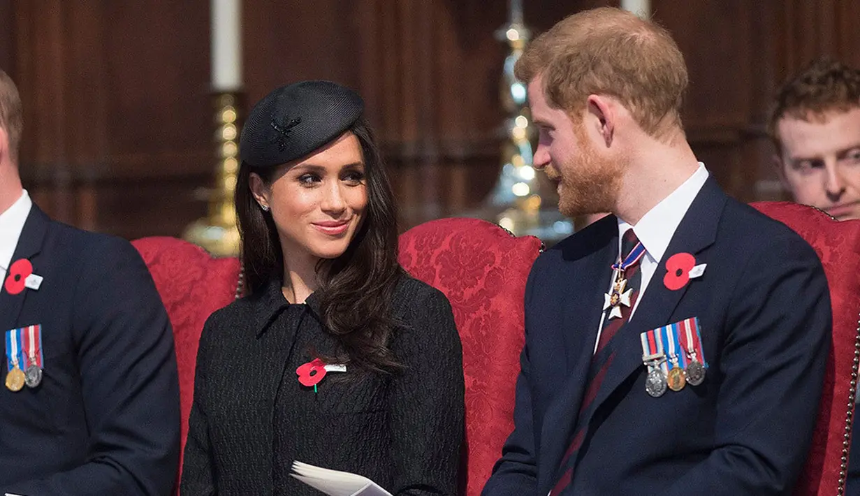 Duh! Pangeran Harry dan Meghan Markle saling memandang. Romantis banget! (Rex/Shutterstock/HollywoodLife)