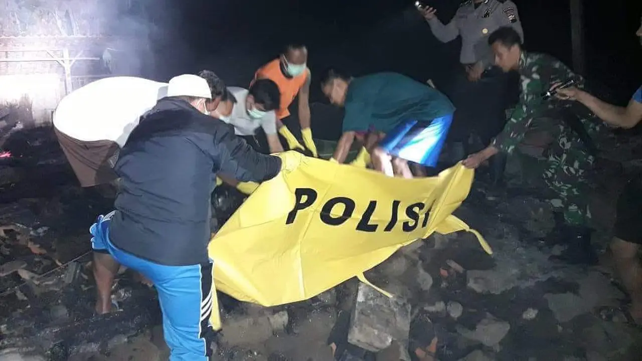 Evakuasi jenazah Sanminat (80), korban yang tewas terbakar di rumahnya di Kebumen, Jawa Tengah. (Foto: Liputan6.com/Polres Kebumen/Muhamad Ridlo)