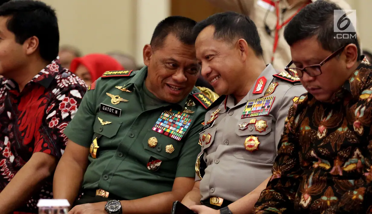 Panglima TNI Gatot Nurmantyo dan Kapolri Tito Karnavian saat berbincang pada diskusi Intoleransi, Ancaman bagi Kebinekaan dan Persatuan Bangsa di Jakarta, Senin (14/8). Kegiatan tersebut digagas oleh Taruna Merah Putih. (Liputan6.com/Johan Tallo)