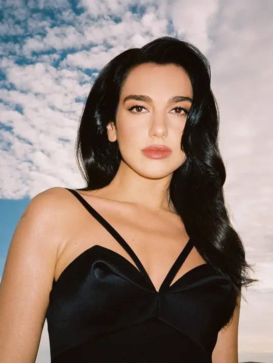 Gaun v-strap itu memiliki detail ribbon cut di bagian dada [@dualipa]