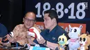Ketua Kadin Indonesia, Roslan P Roslani (kiri) bersama Ketua Inasgoc, Erick Thohir melihat produk sepatu UMKM berlisensi Asian Games 2018 di Jakarta, Rabu (30/5). Beberapa produk diperkenalkan. (Liputan6.com/Helmi Fithriansyah)
