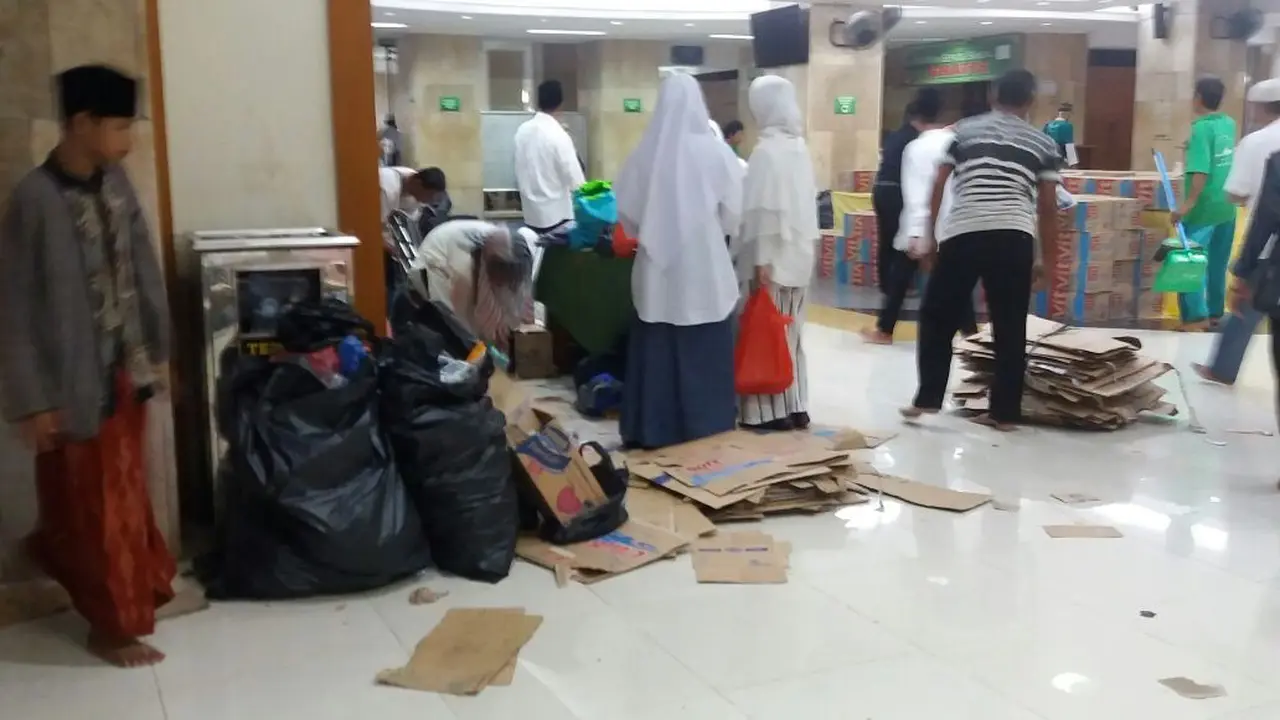  Puluhan kantong sampah berjajar di sejumlah sudut kompleks Masjid Istiqlal, Jakarta Pusat