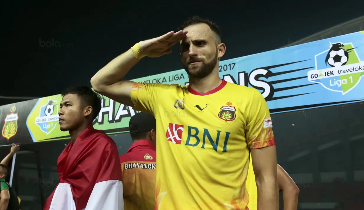 Ilija Spasojevic memberikan hormat saat merayakan keberhasilan meraih gelar juara Liga 1 2017 di Stadion Patriot Bekasi, Sabtu (12/11/2017). Bhayangkara kalah 1-2 lawan Persija. (Bola.com/Nicklas Hanoatubun)
