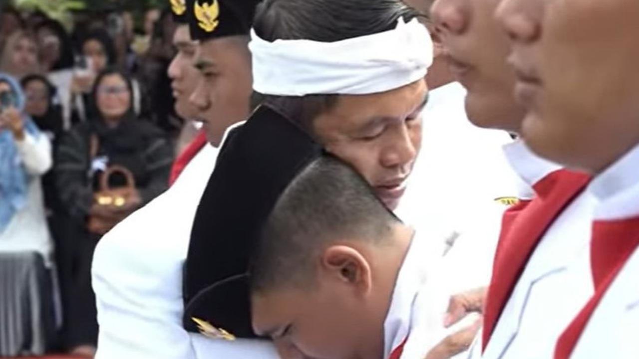 VIDEO: Tangis Pecah Siswa 'Lulusan' Barak TNI saat Bersalaman dengan Kang Demul