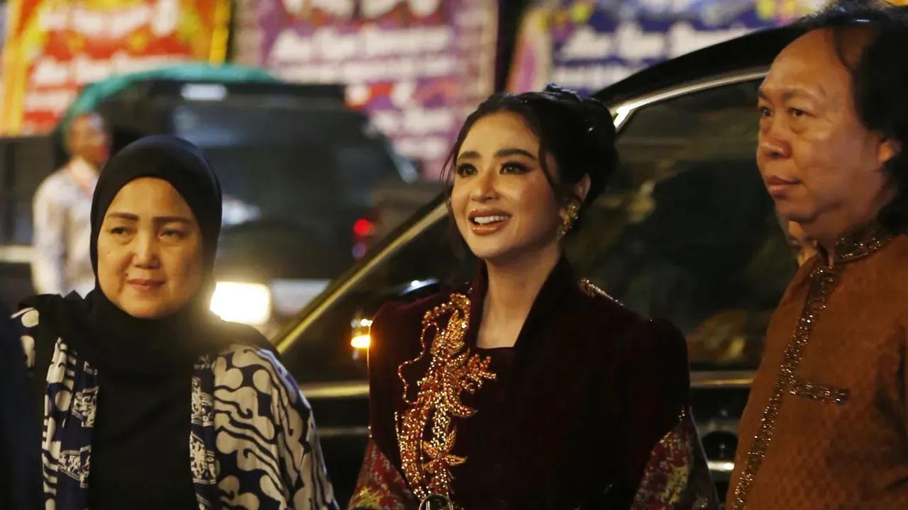 Kondisi Tio Pakusadewo Membaik, Dewi Perssik Berharap Bisa Main Film Bareng