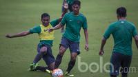 Gelandang Madura United, Rizky Dwi, menghindari tekel bek Persiwa, Muhammad Zaenuri, saat mengikuti seleksi Timnas Indonesia U-22 di Lapangan SPH Karawaci, Banten, Selasa (21/2/2017).(Bola.com/Vitalis Yogi Trisna)