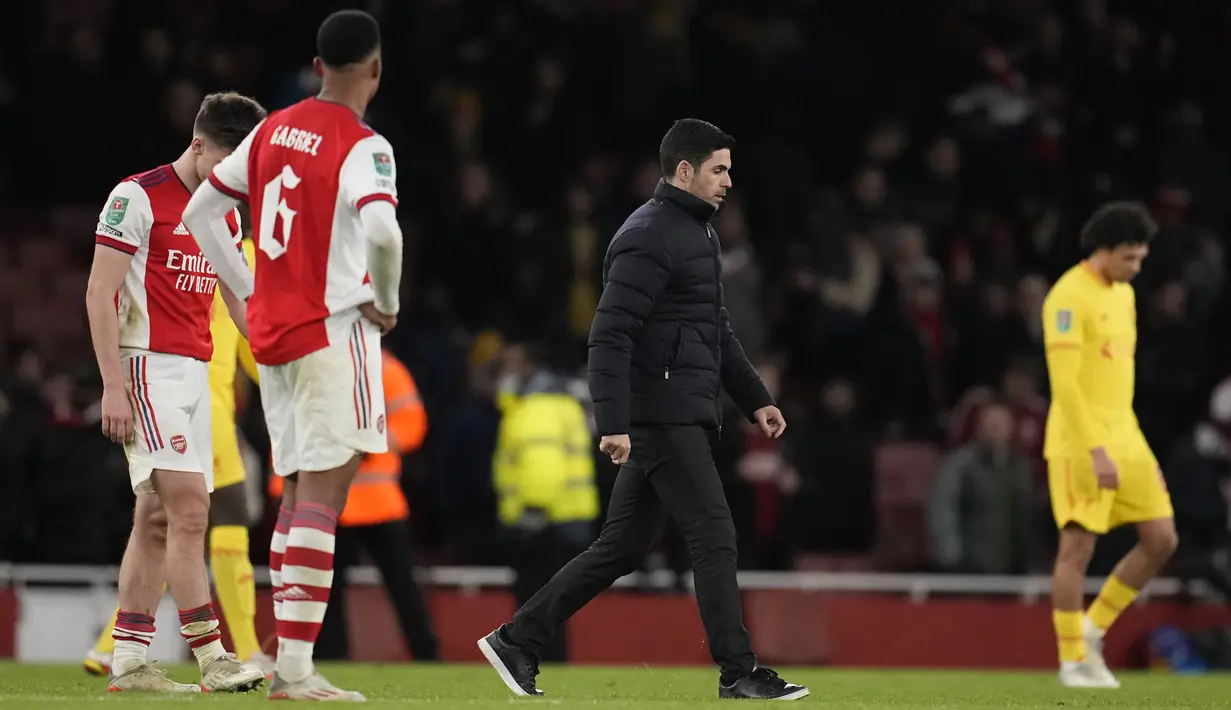Pelatih Arsenal, Mikel Arteta meninggalkan lapangan usai pertandingan melawan Liverpool pada leg kedua semifinal Piala Liga Inggris di Stadion Emirates di London, Jumat (21/1/2022). Liverpool menang atas Arsenal 2-0. (AP Photo/Matt Dunham)