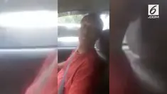 Seorang sopir taksi online menolak permintaan penumpangnya untuk menyalakan AC. Sayangnya sang sopir malah melawan.