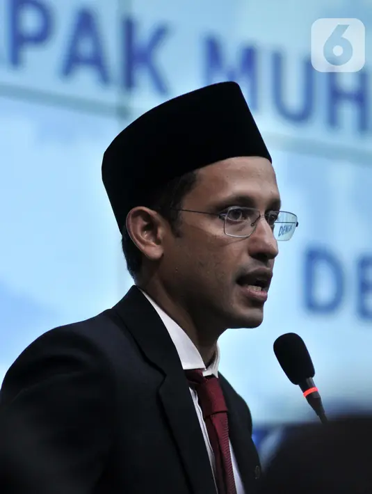 Mendikbud Nadiem Makarim memberi sambutan saat acara lepas sambut di Gedung Kemendikbud, Jakarta, Rabu (23/10/2019). Nadiem Makarim datang untuk menghadiri  acara lepas sambut sebagai Mendikbud yang baru. (merdeka.com/Iqbal S. Nugroho)