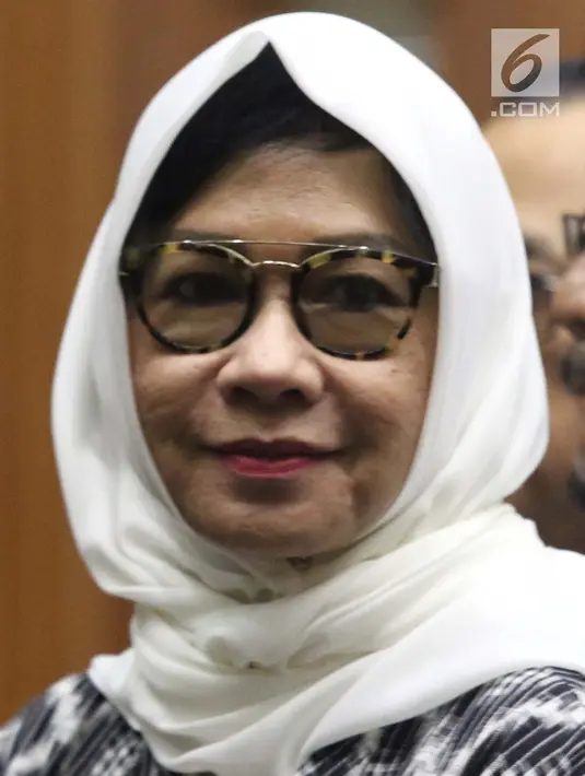 Mantan Dirut PT Pertamina, Karen G Agustiawan bersiap mengikuti sidang di Pengadilan Tipikor, Jakarta, Kamis (14/2). Sebelumnya, Karen didakwa terlibat dugaan korupsi investasi perusahaan di Blok BMG Australia tahun 2009. (Liputan6.com/Helmi Fithriansyah)