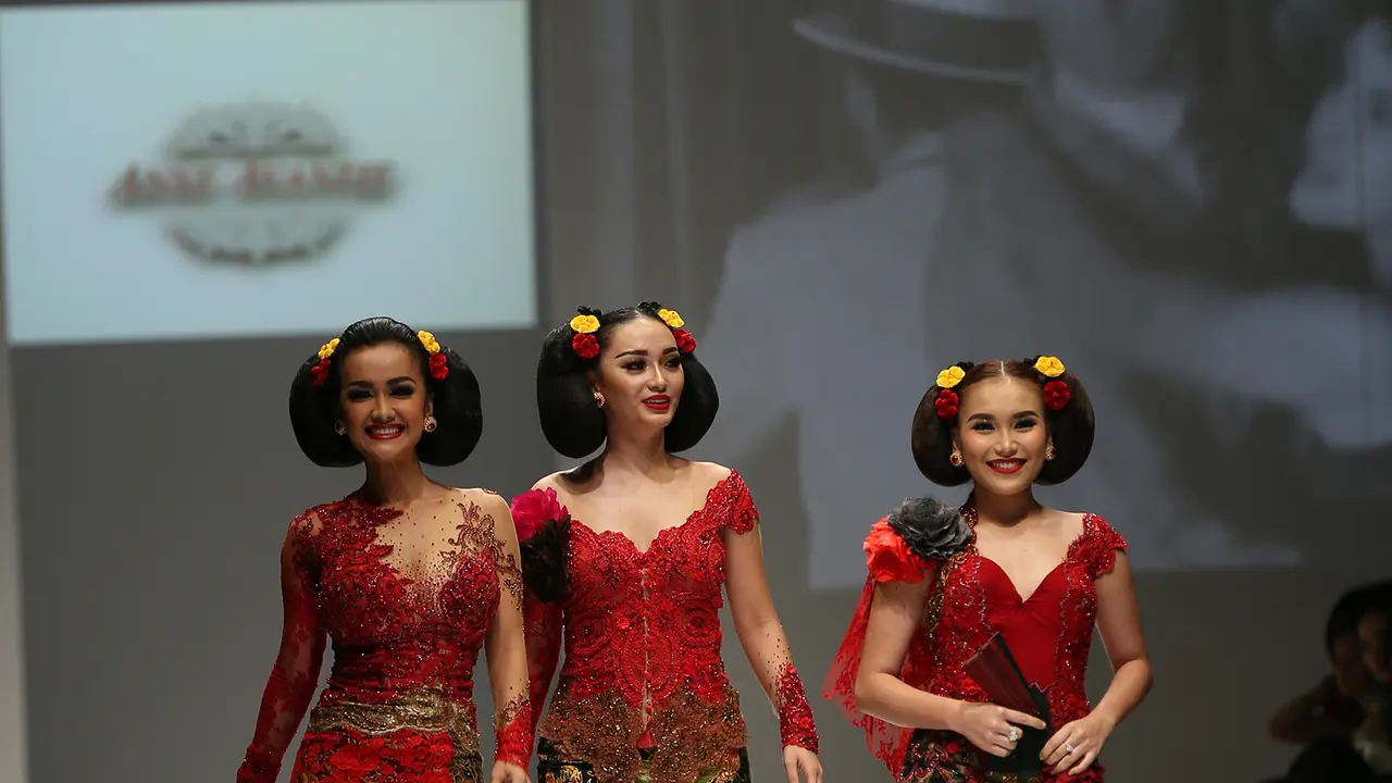 [Bintang] Julia Perez - Ayu Ting Ting - Zaskia Gotik