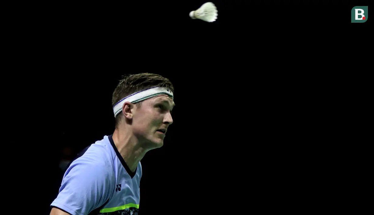 Di awal game kedua laga berjalan ketat dengan saling mengejar poin hingga akhirnya Viktor Axelsen mampu unggul tipis 11-10 saat interval. (Bola.com/Ikhwan Yanuar)