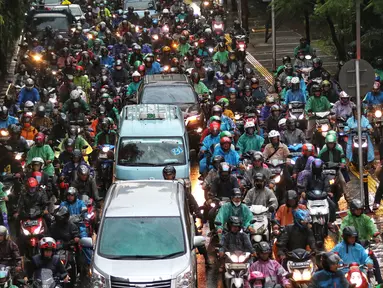 Kendaraan terjebak kemacetan di Jalan Jenderal Ahmad Yani, Jakarta, Selasa (2/4). Hujan deras yang mengguyur Jakarta menyebabkan sejumlah jalan tergenang banjir hingga mengakibatkan kemacetan. (Liputan6.com/JohanTallo)