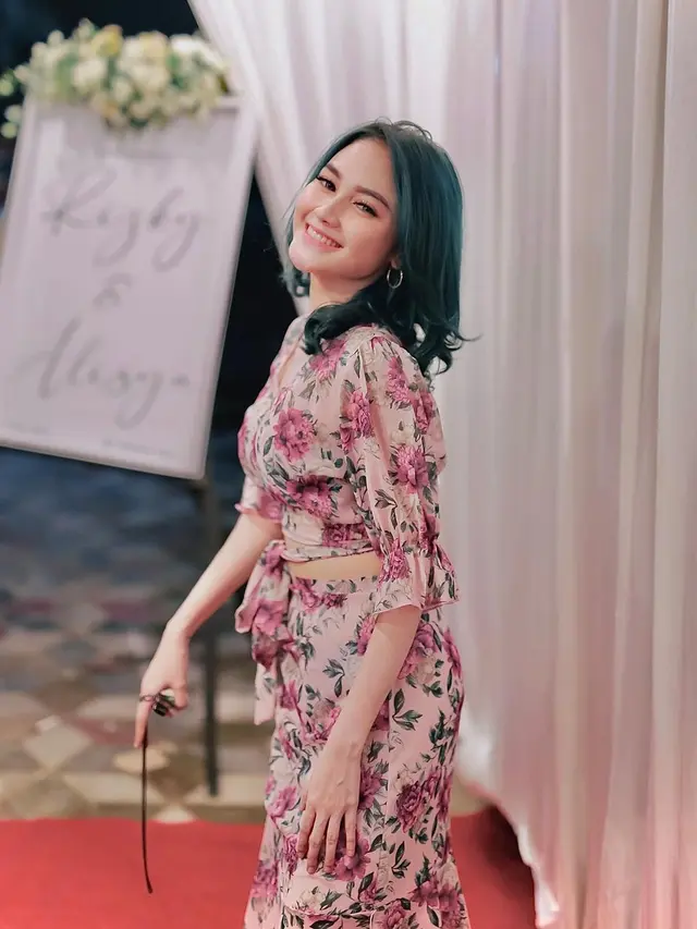 7 Potret Terbaru Arlida Putri dengan Warna Rambut Baru Ini Makin Menawan
