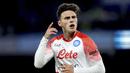 Pemain Napoli, Eljif Elmas, melakukan selebrasi setelah mencetak gol ke gawang Cremonese pada laga Liga Italia di Stadion Diego Armando Maradona, Minggu (12/2/2023). Mereka unggul 16 poin di depan pesaing terdekat Inter Milan. (Alessandro Garofalo/LaPresse via AP)