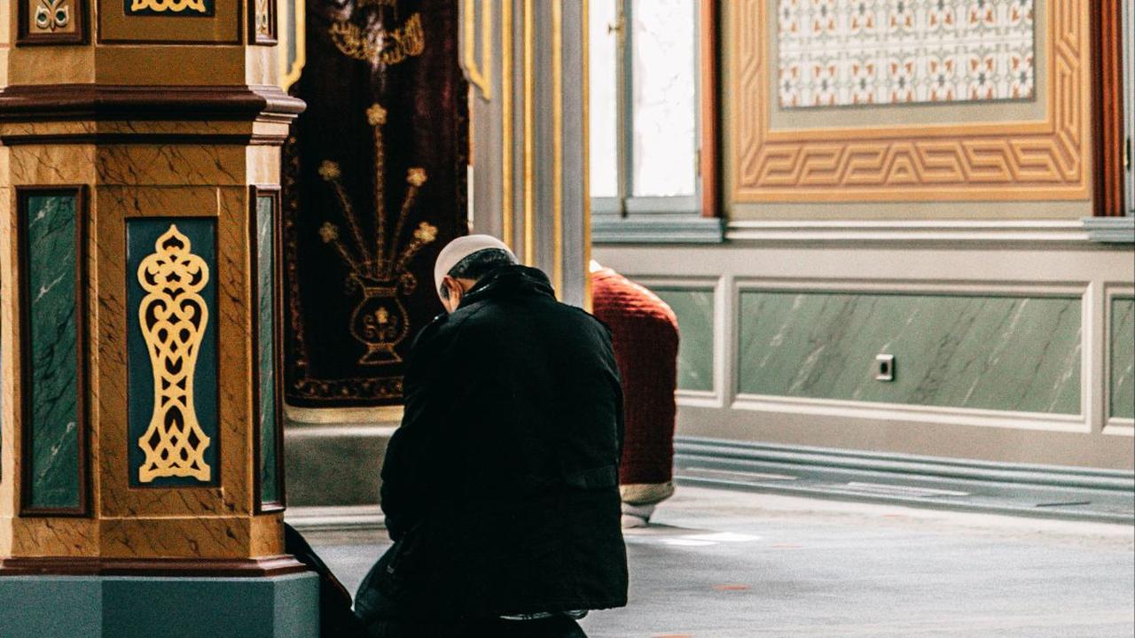 Sholat fardhu terdiri dari 5 waktu yakni Subuh, Dzuhur, Ashar, Magrib, dan Isya. Dalam melakukannya, terdapat doa dan tata cara berupa niat, gerakan, hingga bacaan-bacaan doa yang patut untuk diketahui dan dihafalkan.