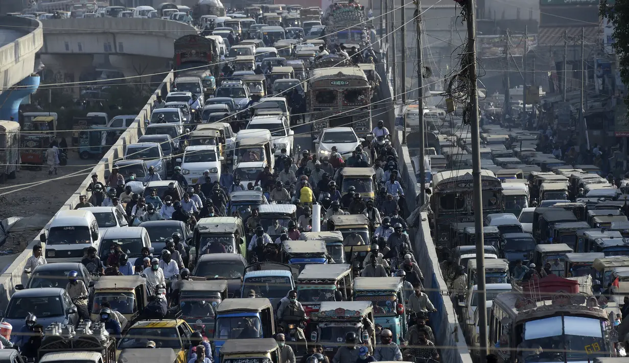 Pengemudi melewati jalan yang sibuk di sepanjang area pasar di tengah pandemi virus corona Covid-19 di Karachi, Pakistan pada Senin (3/5/2021). Saat India tengah diterjang tsunami COVID-19, tetangga seperti Pakistan juga melaporkan peningkatan kasus baru baru-baru ini. (Asif HASSAN/AFP)