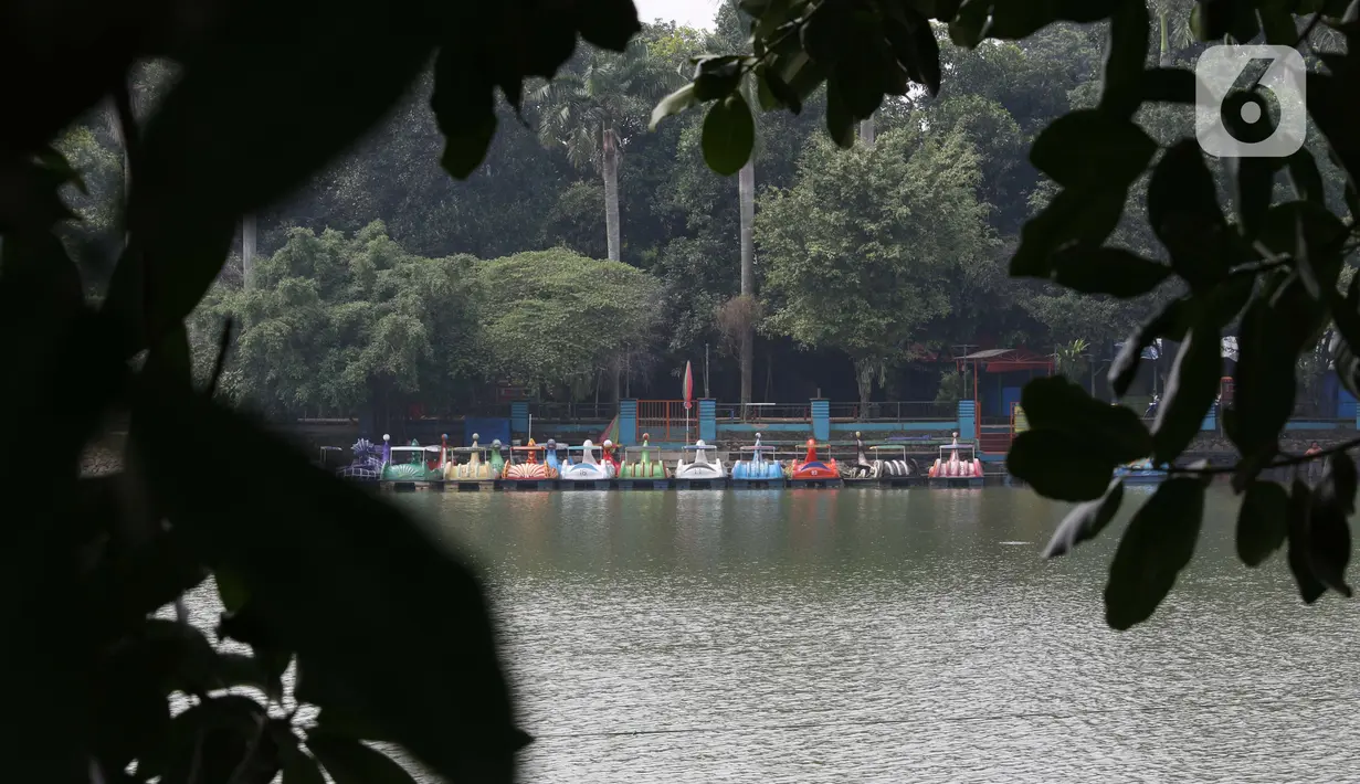 Perahu permainan sepeda air tersandar di Kawasan Wisata Perkampungan Budaya Betawi Setu Babakan terlihat tutup, Jakarta, Sabtu (14/3/2020). Hal ini menyusul instruksi Gubernur DKI Jakarta yang menutup sejumlah lokasi wisata selama 14 hari kedepan. (Liputan6.com/Helmi Fithriansyah)
