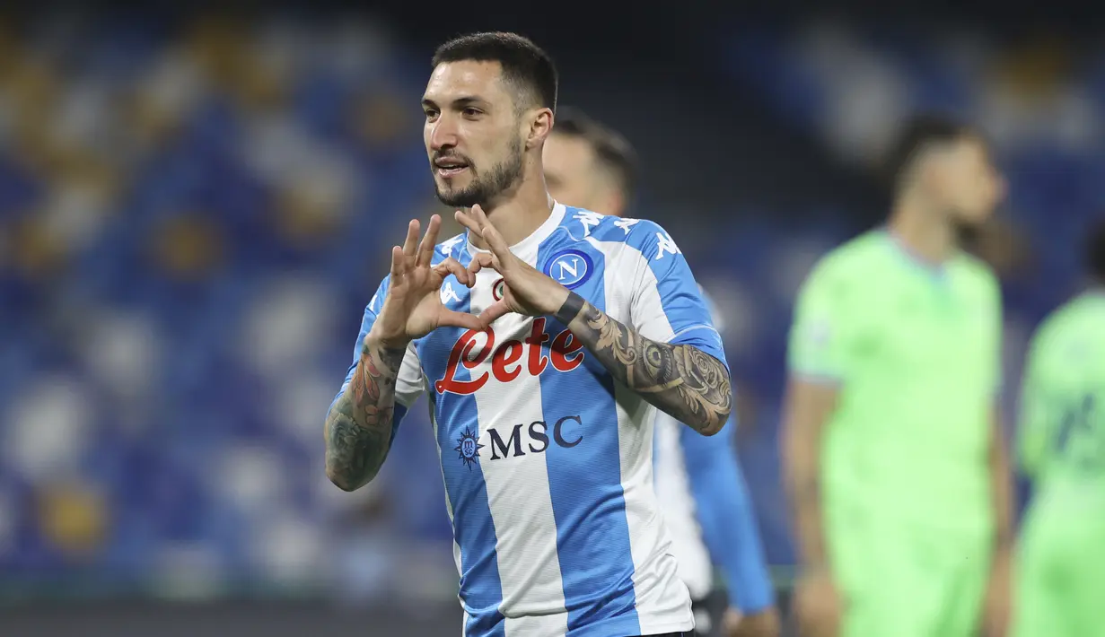 Penyerang Napoli, Matteo Politani melakukan selebrasi setelah mencetak gol ke gawang Lazio pada pertandingan  Liga Serie A Italia di Stadion San Paolo, Italia, Jumat (23/4/2021). Napoli kini duduk di tangga lima klasemen dengan koleksi 63 poin. (Alessandro Garofalo/Lapresse via AP)