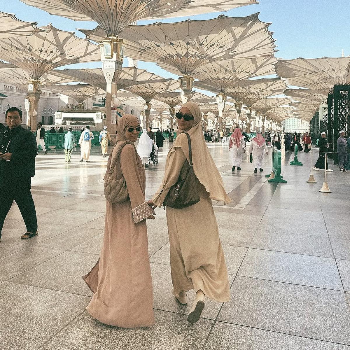 Potret Erica Putri Jalani Ibadah Umroh Bersama Sahabat yang Seru