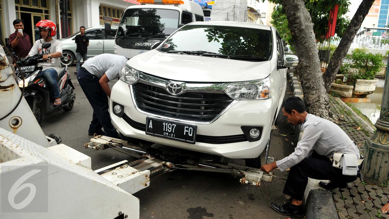 201606027-Razia Parkir Liar di Pasar Baru, Dishub DKI Derek Dua Mobil 2-Jakarta