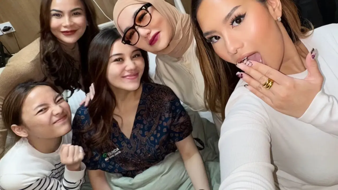 Keluarga saat Dampingi Aaliyah Massaid Melahirkan Anak Pertama
