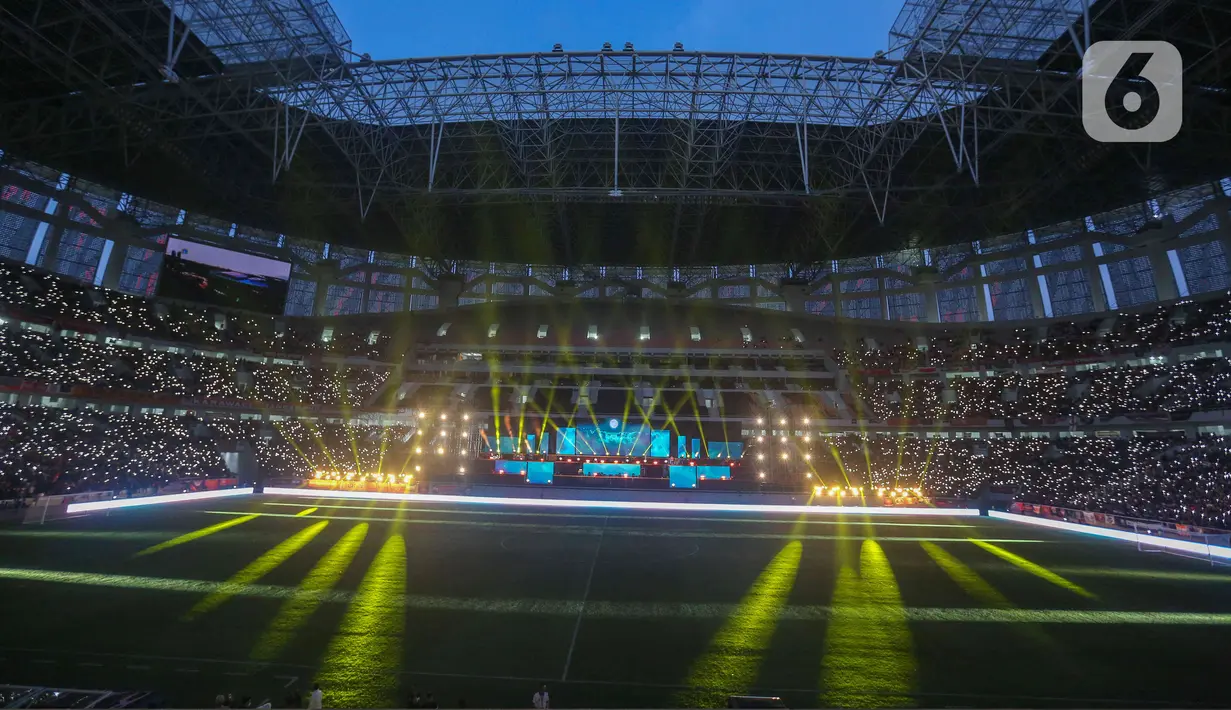 Suasana acara peresmian Stadion Jakarta International Stadium (JIS) di Jakarta, Minggu (24/7/2022). Peresmian stadion sepak bola berstandar internasional dengan kapasitas 82.000 penonton itu memiliki konsep 2P, yaitu pertunjukan dan pertandingan. (Liputan6.com/Herman Zakharia)