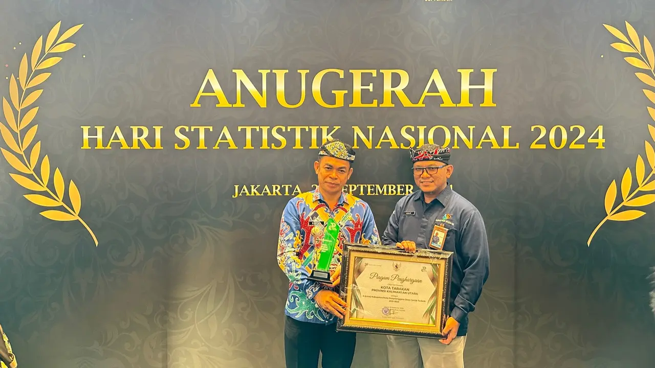 Plt. Wali Kota Tarakan, Bustan menerima penghargaan untuk Kota Tarakan dari Badan Pusat Statistik (BPS) di acara puncak perayaan Hari Statistik Nasional 2024 di Ballroom Grand Mercure Kemayoran, Jakarta Pusat. (Liputan6.com/Nanda Perdana Putra)