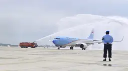 Pesawat Kepresidenan membawa Presiden Joko Widodo (Jokowi) dan rombongan mendarat perdana di Bandara Internasional Jawa Barat Kertajati, Majalengka, Kamis (24/5).  Saat mendarat di bandara, pesawat itu disiram oleh water canon. (Liputan6.com/Pool/Setpres)