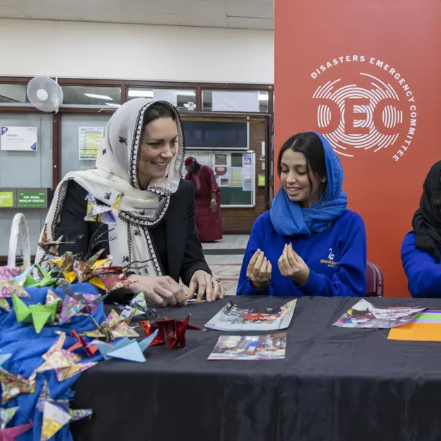 Potret Cantiknya Kate Middleton Berkerdung saat Kunjungi Muslim Centre