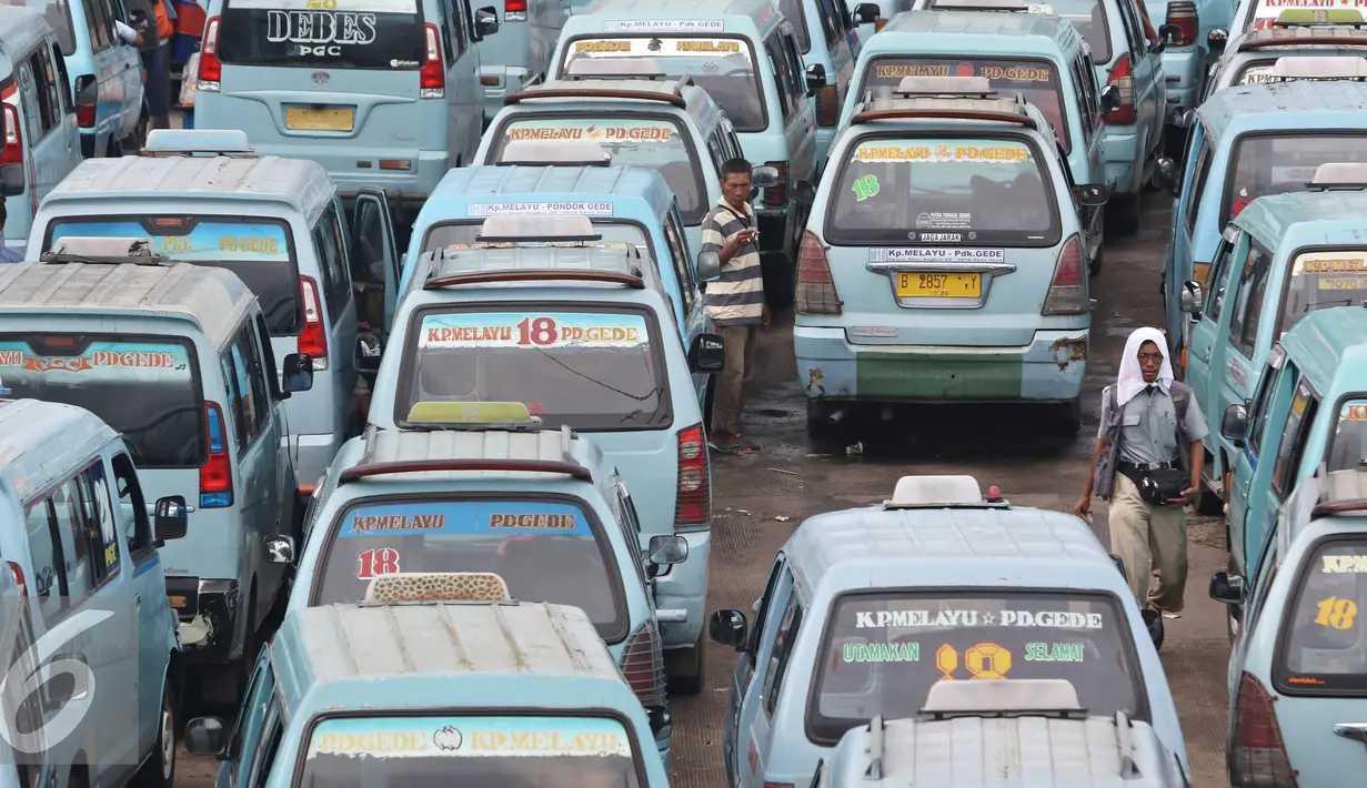 Angkutan umum menunggu penumpang di Terminal Kampung Melayu, Jakarta Timur, Senin (29/2). Organda DKI Jakarta menyatakan keberatan dengan peraturan usia maksimal transportasi 10 tahun oleh BPTSP DKI dan Dishubtrans DKI. (Liputan6.com/Immanuel Antonius)