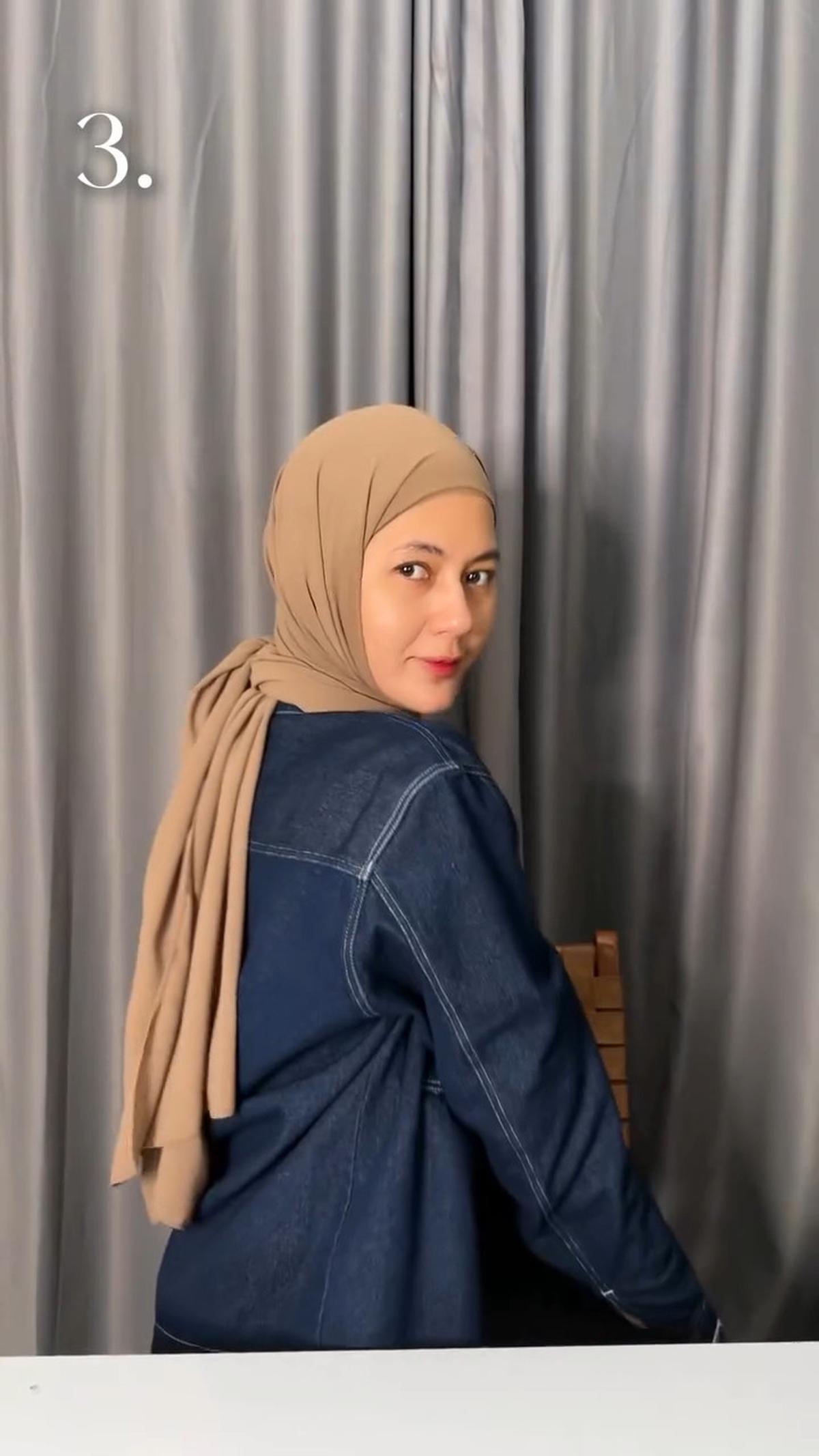 4 Potret Look Hijab ala Paula Verhoeven Tanpa Peniti dan Jarum Pentul