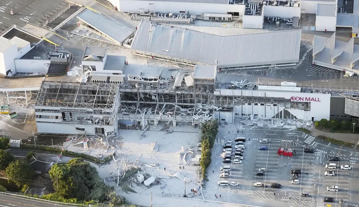 Gambar udara ini menunjukkan AEON Mall yang rusak akibat gempa bumi di Kashima, prefektur Kumamoto, Jepang selatan, Selasa, 28 Juli 2026. (Kyodo News via AP)