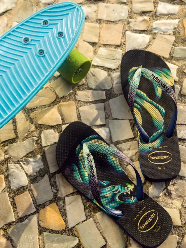 Gaya Santai Merayakan Tahun Baru Imlek 2021 dengan Sandal Ikonik