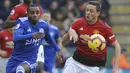 Gelandang Manchester United, Nemanja Matic, berebut bola dengan pemain Leicester City, Ricardo Pereira, pada laga Premier League di Stadion King Power, Minggu (3/2). Manchester United menang 1-0 atas Leicester City. (AP/Rui Vieira)