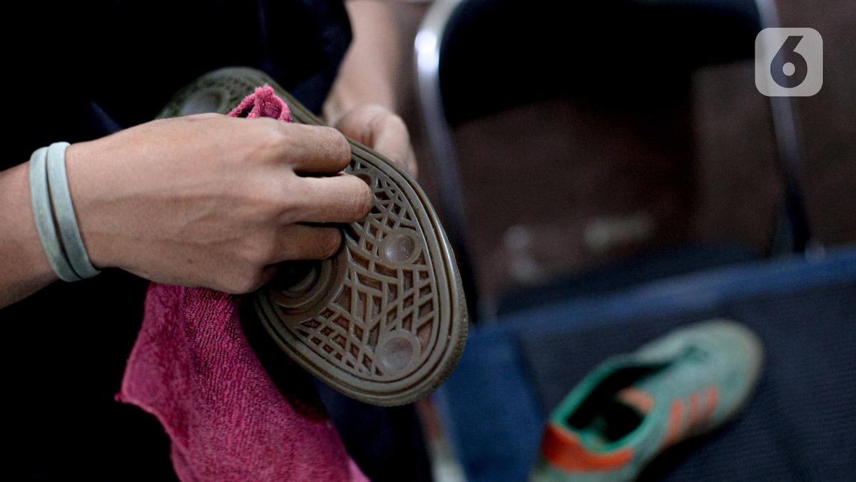 Geliat Bisnis Cuci Sepatu saat PSBB Transisi