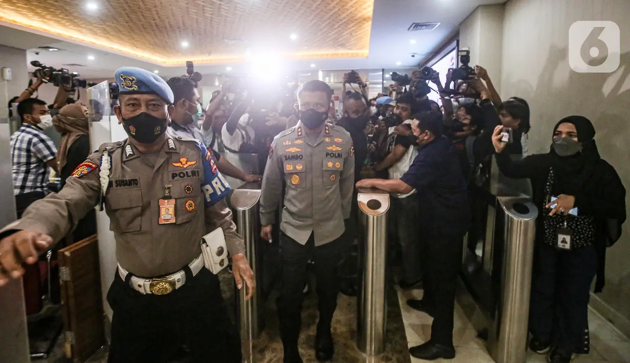 Kadiv Propam Polri nonaktif Irjen Ferdy Sambo memenuhi panggilan tim khusus (timsus) terkait kematian ajudannya, Nofriansyah Yosua Hutabarat atau Brigadir J di Gedung Bareskrim Mabes Polri, Jakarta, Kamis (4/8/2022). Raut wajah serius nampak di muka Ferdy Sambo. Ferdy Sambo juga sempat memberikan pernyataan di depan media.(Liputan6.com/Faizal Fanani)