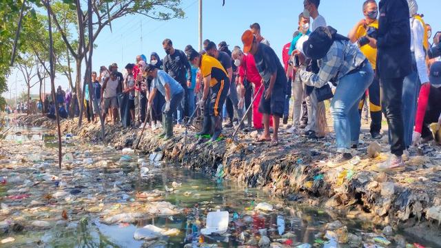 Cerita Wali Kota Azis Bersihkan Sampah Plastik di Pesisir Pantai Kota Cirebon