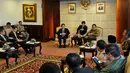 Suasana pertemuan Ketua DPD RI Irman Gusman (kanan) dengan Gubenur Gyeonggi Republik Korea YM.Mr Nam Kung Pil (kiri) beserta rombongan di Ruang Delegasi, Komplek Parlemen, Senayan, Jakarta, Senin (11/5/2015). (Liputan6.com/Andrian M Tunay)
