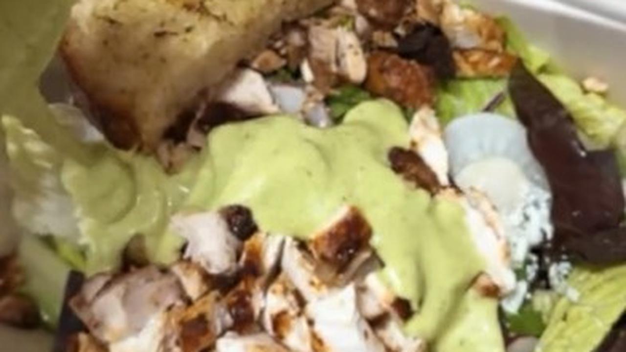 Makan siang Nikita Willy terdiri dari salad ayam chipotle yang tampak sangat menggugah selera. Siapa yang ingin mencobanya?<br>
