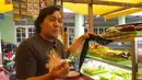 Komeng pun juga tak tahan untuk ikut mencicii masakan di warung milik sahabatnya tersebut. (Youtube KOMENG Info)