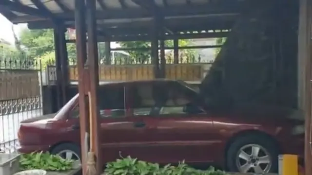 Rumah mendiang Poppy Mercury (YouTube/Ramza TV Studio)