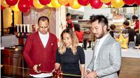 Raffi Ahmad dukung keputusan Rudy Salim mengambil alih unit bisnis waralaba restoran buger. Mereka yakin, kuliner kekinian punya tempat khusus di pasar. (Foto: Dok. Tim Rudy Salim)