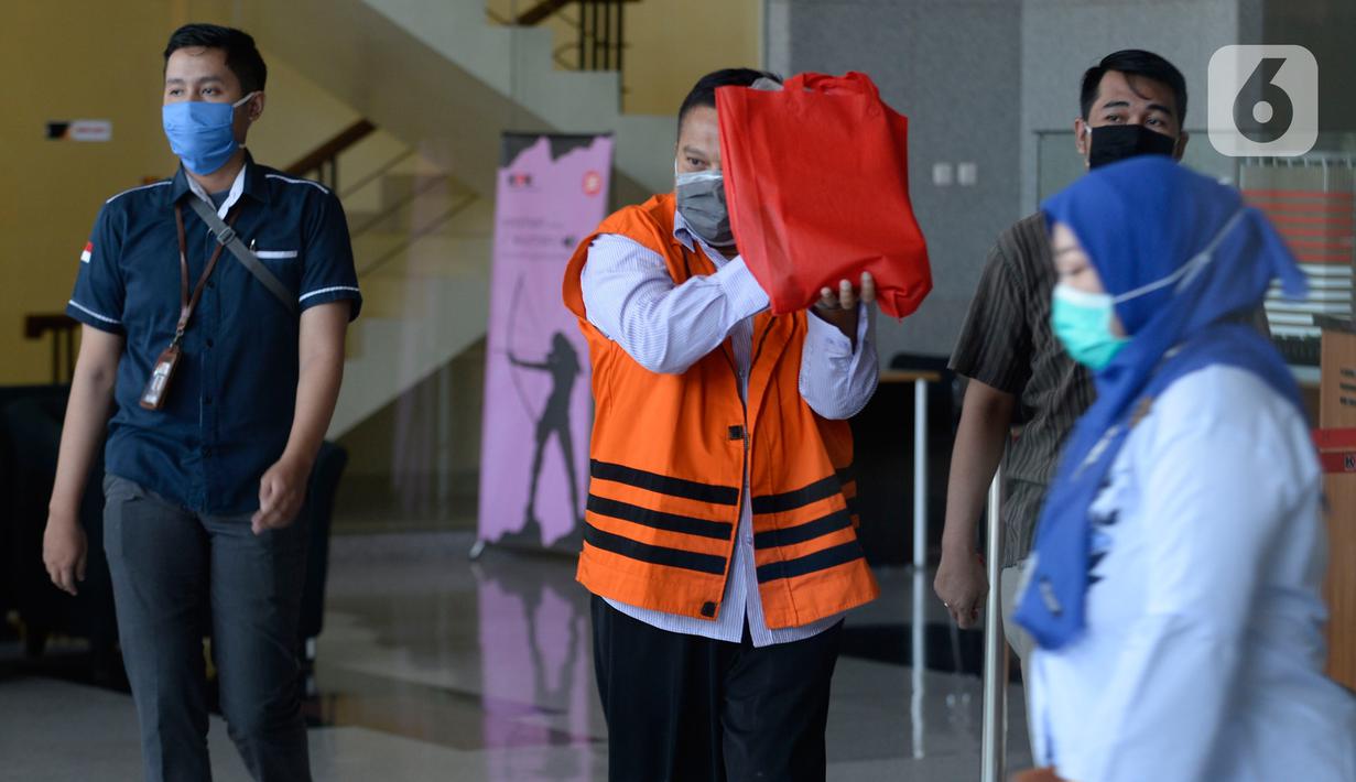 Mantan Kalapas Klas I Sukamiskin Bandung Deddy Handoko berusaha menutupi wajahnya usai pemeriksaan di Gedung KPK, Jakarta, Kamis (4/6/2020). Deddy diperiksa sebagai tersangka kasus dugaan suap terkait pemberian fasilitas atau perizinan keluar di Lapas Sukamiskin Bandung. (merdeka.com/Dwi Narwoko)