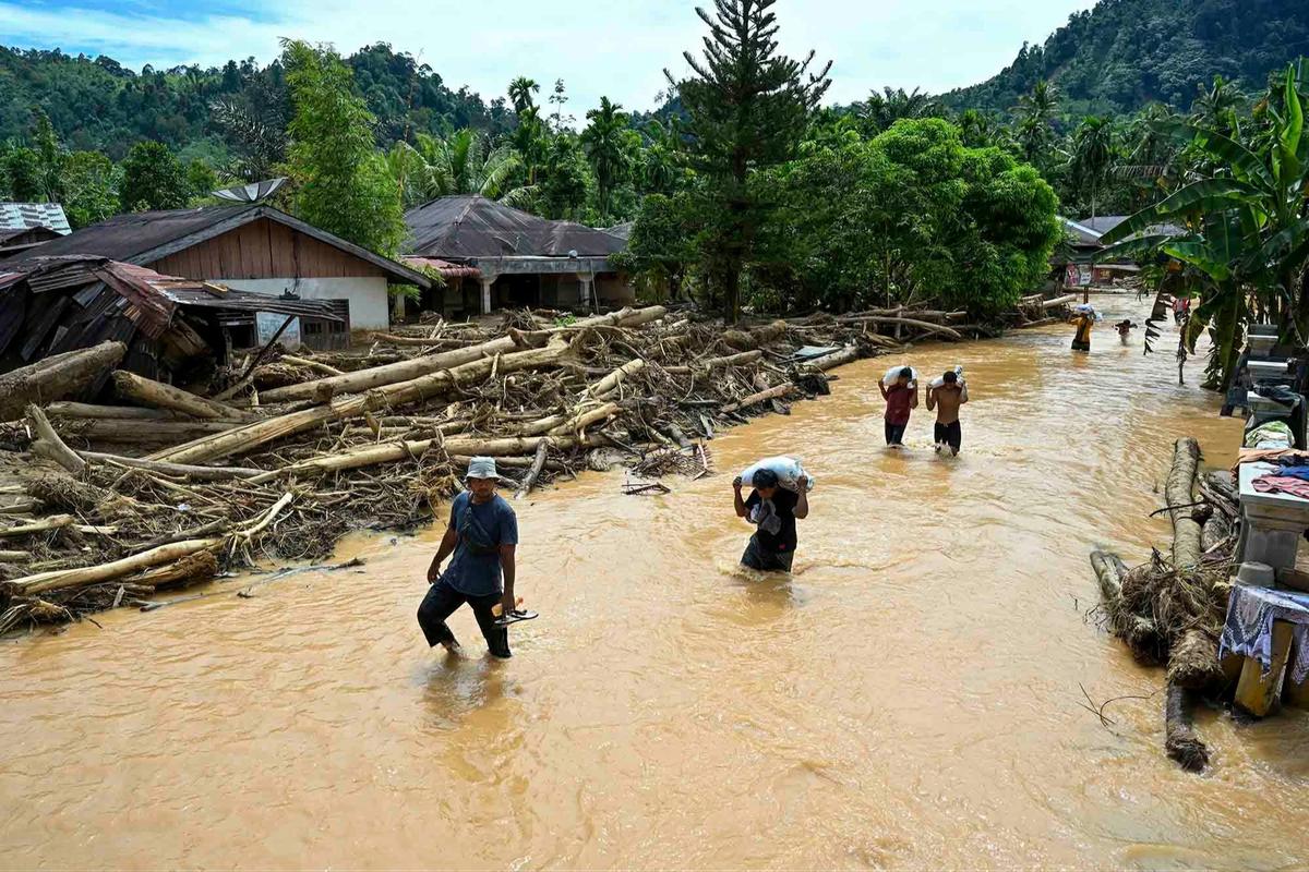 FOTO: Wilayah Masih Tergenang, Situasi Paska Banjir Bandang  di Tapanuli Tengah Belum Pulih