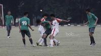 Pemain Timnas Indonesia U-16 berusaha melewati hadangan pemain Persija Jakarta U-16 pada laga uji coba di Stadion Atang Sutresna, Jakarta, Selasa (4/7/2017). Indonesia menang 5-0 atas Persija. (Bola.com/M Iqbal Ichsan)