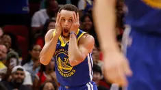 Pemain Golden State Warrirors, Stephen Curry melakukan selebrasi setelah mencetak three poin pada laga lanjutan NBA 2023/2024 antara Houston Rockets melawan Golden State Warriors di Toyota Center, Houston, Texas, 29 Oktober 2023 waktu setempat. (AFP/Getty Images/Tim Warner)